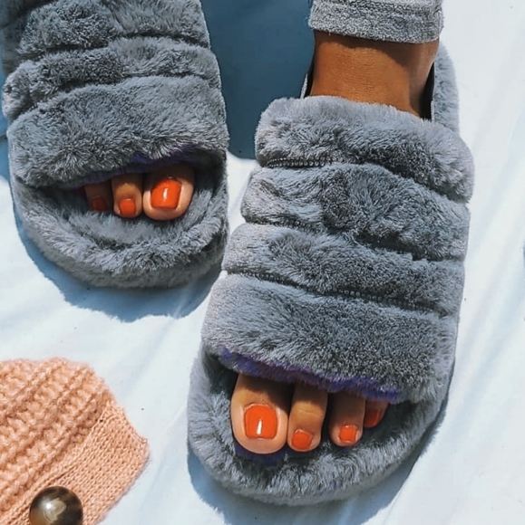 🌈Above the Clouds Collection// Grey fur slides - Picture 5 of 5